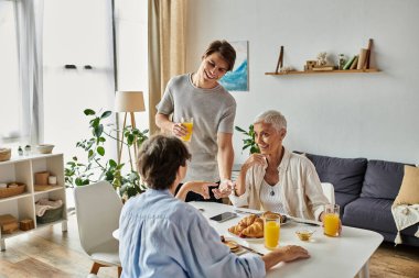 Sevgi dolu bir aile, neşeli bir kahvaltıyı paylaşır. Kahkahalar ve sohbetler, aydınlık ve rahat yeri doldurur..