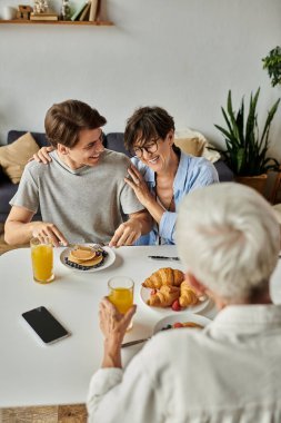 Sevgi dolu LGBTQ ailesi arasında neşeli bir kahvaltı. Kahkahalar ve paylaşılan anlar..