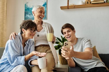Sevgi dolu bir aile kaliteli vakit geçirmekten zevk alır, sabah içkilerinde kahkaha ve sıcaklık paylaşırlar rahat yaşam alanlarında..