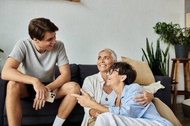 Neşeli bir an başlıyor, bir oğul anneleriyle kahkahalarını paylaşıyor, evde güzel anılar yaratıyor..