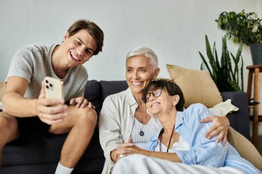 Sevgi dolu aile, sıcak oturma odalarında kaliteli zaman geçirirken neşeli anları yakalar..