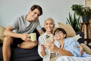 Sevgi dolu bir aile, teknolojiyle iletişim kurarken gülümseme ve kahkaha paylaşarak birlikte kaliteli zaman geçirmekten zevk alır..