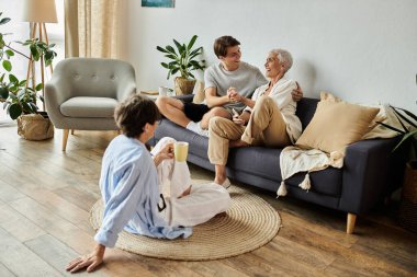 Lezbiyen ebeveynler sıcak bir aile toplantısı sırasında yetişkin oğullarıyla kahkahalar ve hikâyeler paylaşırlar..