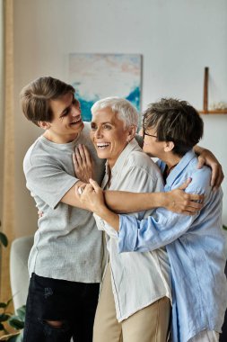 Neşeli bir LGBTQ ailesi kahkahaları ve kucaklaşmaları paylaşıyor, samimi bir ortamda aşklarını ve bağlantılarını kutluyorlar..