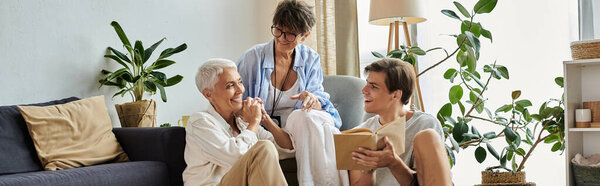 Любящая семья ЛГБТК вступает в радостную беседу, создавая заветные воспоминания в своей уютной гостиной.