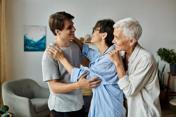 Лесбийская семья наслаждается теплым и радостным моментом, соединяясь со смехом и любовью в своем приглашающем доме.