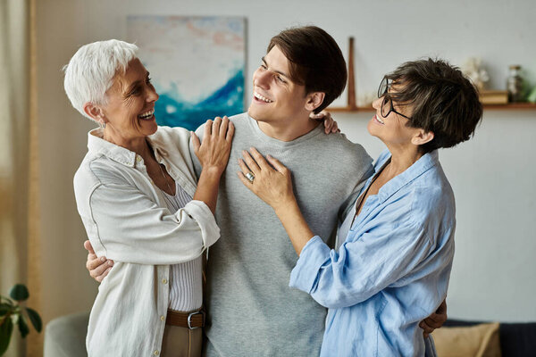 Любящая семья ЛГБТК делится смехом и теплом в своем уютном жилом помещении в расслабленные выходные.