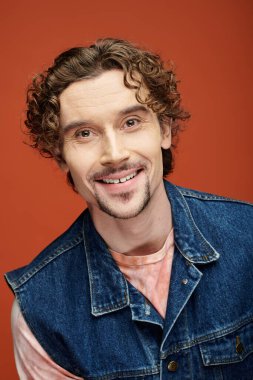 Neşeli bir adam parlak bir arka planda sıcaklık ve duygu yayar..