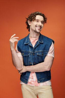 Çekici bir adam, enerjik bir arkaplan önünde duygu yayar..