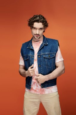 Çarpıcı bir figür renkli bir ortamda bir dizi duygu sergiliyor.