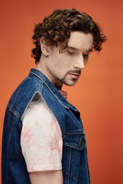 Yakışıklı bir adam poz verirken derin duygular ifade eder..