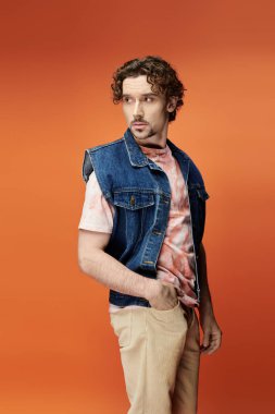 Çekici bir adam özenle poz verir..