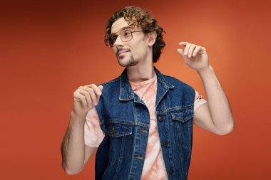 Şık bir adam duygusal pozlar verir, canlı enerji ve yaratıcılık sergiler..