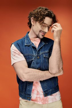 Karizmatik bir birey, canlı bir arka plana karşı duygularını ifade eder..