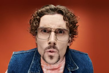 Çarpıcı bir adam canlı bir ortamda bir dizi duygu sergiler..