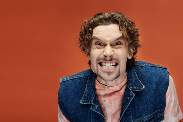 Человек проявляет глубокие эмоции на ярком, ярком фоне.