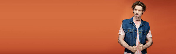 Эмоциональный человек уверенно позирует на оживленном фоне.