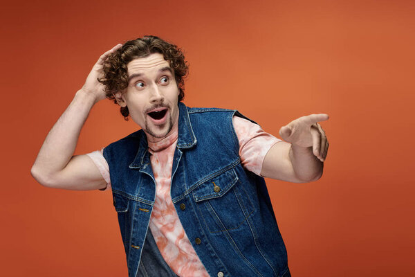 Веселый человек, ставящий игривую позу в яркой обстановке.