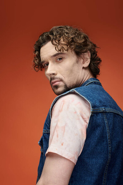 Харизматичный человек захватывает эмоции на ярком фоне.