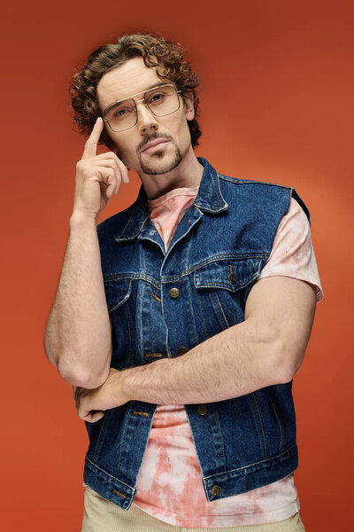 Красивый мужчина выражает глубокие эмоции в поразительной позе.