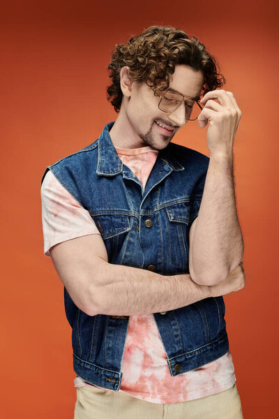 Харизматичный человек выражает эмоции на ярком фоне.