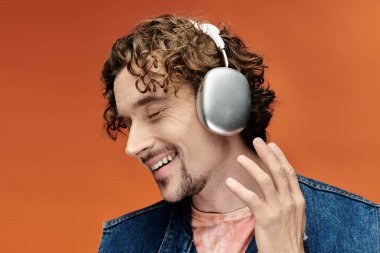 Genç bir adam müzik dinlerken neşe ifade eder..