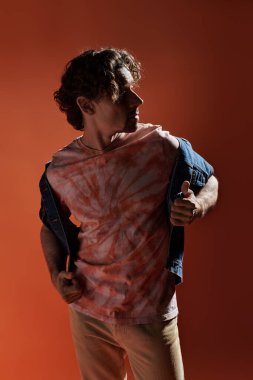 Şık bir adam duygularını canlı bir ortamda sergiler..