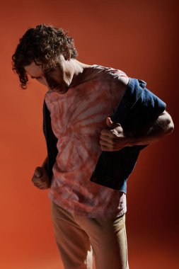 Kendine güvenen bir adam renkli bir geçmişe karşı duygularını ifade eder..