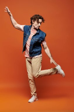 Bir adam dinamik bir şekilde, canlı bir ortamda duygularını sergiliyor..