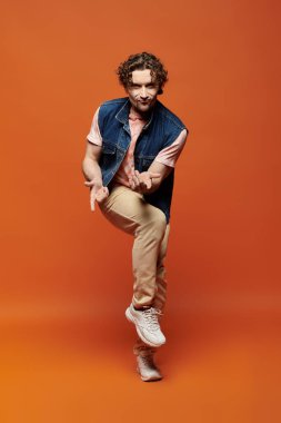 Çarpıcı derecede yakışıklı bir adam izleyiciyi neşeli bir ifadeyle meşgul eder..