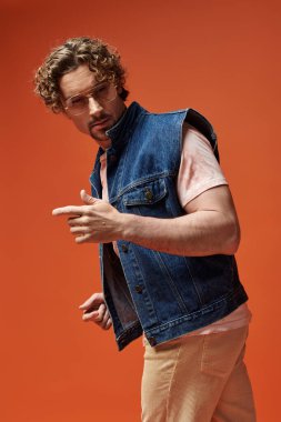 Şık bir adam, kendine güvenen bir şekilde kendini ifade eder..