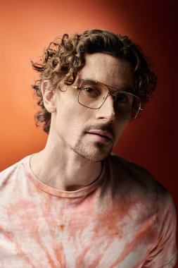 Tarz sahibi bir adam derin duygularını renkli bir arkaplanda ifade eder..