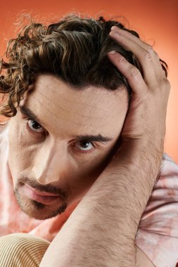 Yakışıklı bir adam derin duyguları canlı bir ortamda yakalar..