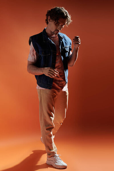 Мужчина задумчиво позирует с эмоциональным присутствием на оживленном фоне.