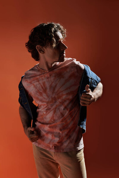 Стильный человек демонстрирует свои эмоции в яркой обстановке.