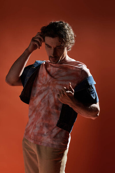 Красивый мужчина передает глубокие эмоции, позируя энергично.