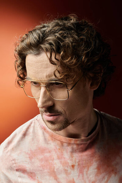 Красивый мужчина с вьющимися волосами захватывает глубокие эмоции в поразительной обстановке.