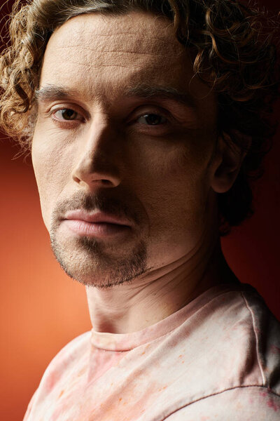 Красивый мужчина делится своей эмоциональной глубиной в ярких тонах.