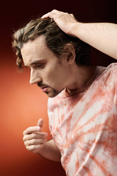 Поразительный человек выражает глубокие эмоции на ярком фоне.