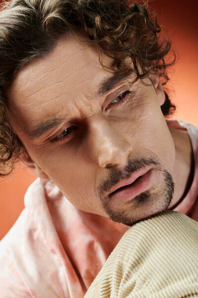 Созерцательный человек выражает глубокие эмоции в поразительной обстановке.