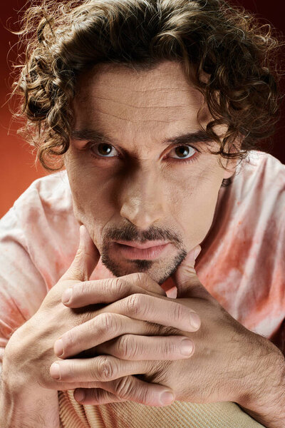 Задумчивый человек демонстрирует глубокие эмоции с завораживающим выражением.