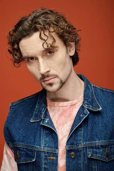 Красивый мужчина излучает эмоции, позируя на оживленном фоне.