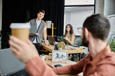 Takım üyeleri ofiste sıcak sohbete girişiyor..