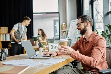 Profesyoneller modern ofis ortamındaki değişikliklere uyum sağlarken sohbet ederler.