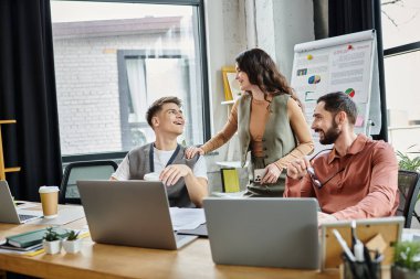 Meslektaşlar modern ofiste bir anı paylaşırlar..