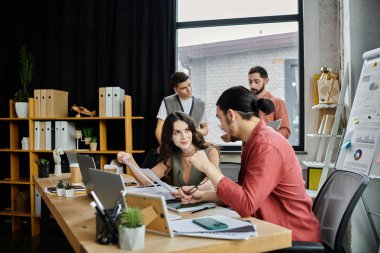 Şık meslektaşlar modern ofiste tartışmalara giriyorlar..