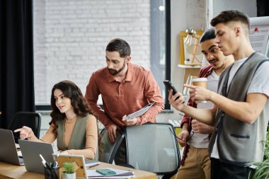 Takım üyeleri ofiste sohbet ederler..