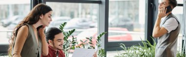 Profesyoneller meseleleri modern ortamlarda tartışırlar..