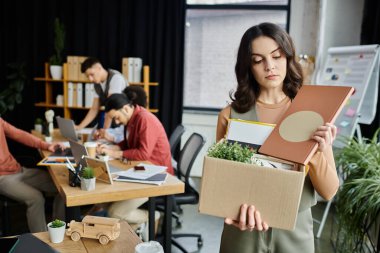 Ekip üyesi süreci, eşyalarınızı düşünceli bir ortamda paketlerken değişir..