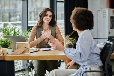 Profesyoneller, zorlu işten çıkarma konuşmalarında duyguları ve desteği paylaşıyorlar.